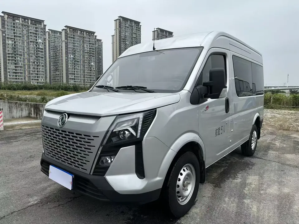 Dongfeng Yufeng Yufeng V9+ 2.0T automatic front-wheel drive multi-function short-axle mid-top 5/6 seats 2023 — photo 1, buy with delivery to Moscow