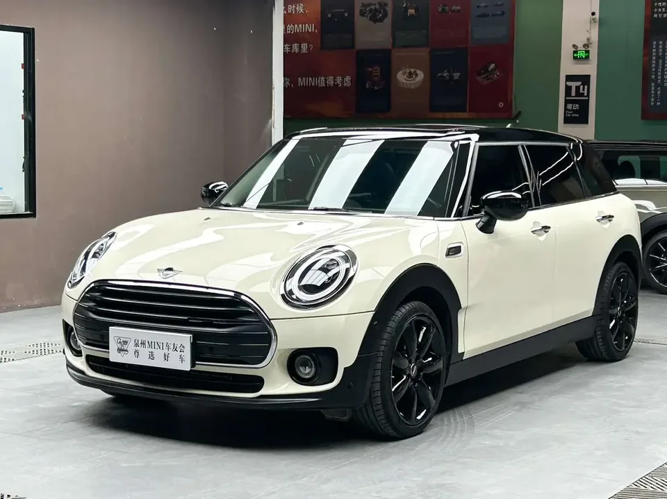 MINI Clubman MINI CLUBMAN 1.5T COOPER 2022 — photo 1, buy with delivery to Moscow
