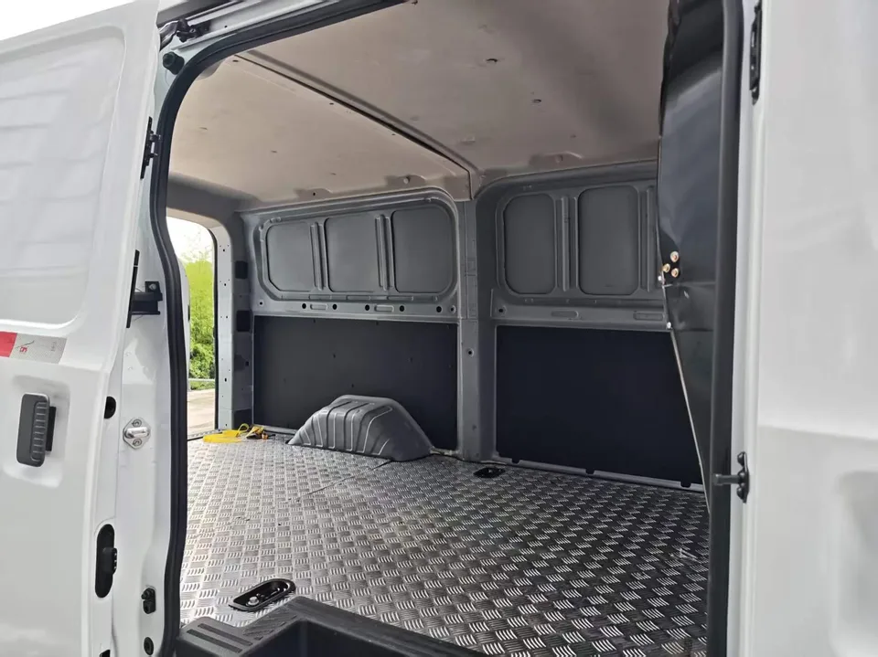 Jiangling E Fushun E Fushun blind window version 41.86kwh short axle low top 3 tons 2025 — thumbnail 3