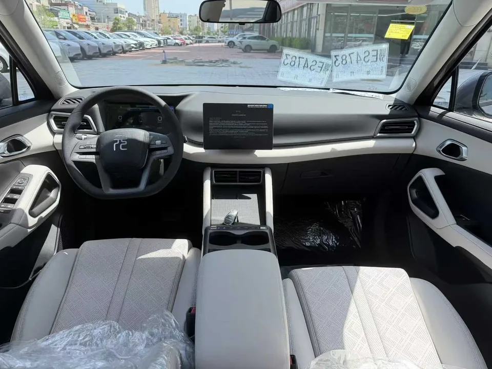 BYD Yuan Up Yuan UP 301KM Pilot 2025 — thumbnail 5
