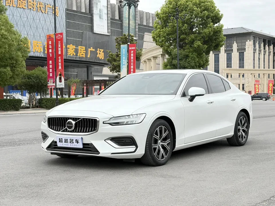 Volvo S60 Volvo S60 B4 Zhiyi Deluxe Edition 2023 — photo 1, buy with delivery to Moscow
