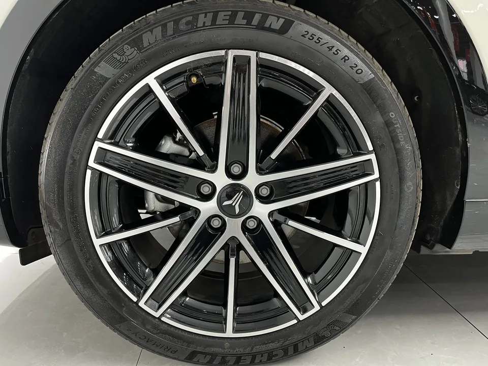Voyah Courage Lantu Zhiyin Four-wheel drive Qiankun version 2025 — thumbnail 3