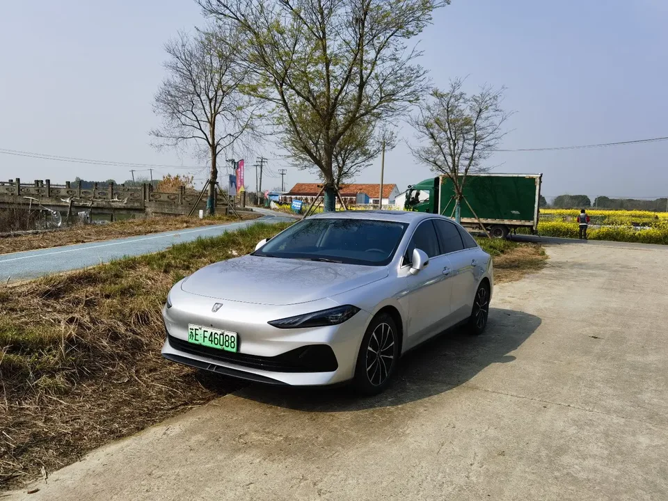 Roewe D7 DMH Roewe D7 DMH 125 World Champion Excellence Edition 2025 — photo 1, buy with delivery to Moscow