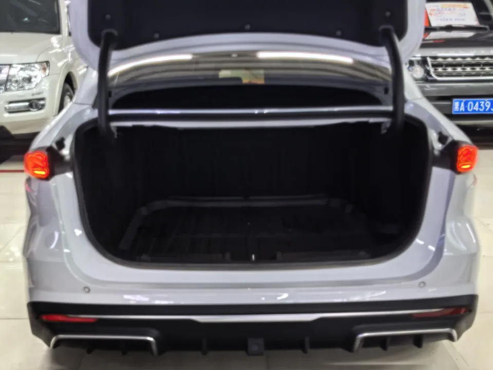Geely Galaxy L6 Galaxy L6 1.5 EM-i DHT 140KM Exploration+ Edition 2025 — thumbnail 2