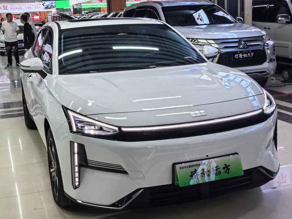 Geely Galaxy L6 Galaxy L6 1.5 EM-i DHT 140KM Exploration+ Edition 2025 — thumbnail 3