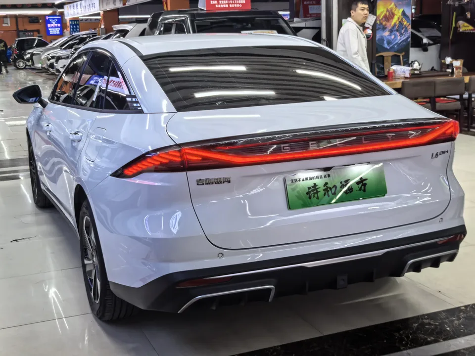 Geely Galaxy L6 Galaxy L6 1.5 EM-i DHT 140KM Exploration+ Edition 2025 — thumbnail 4