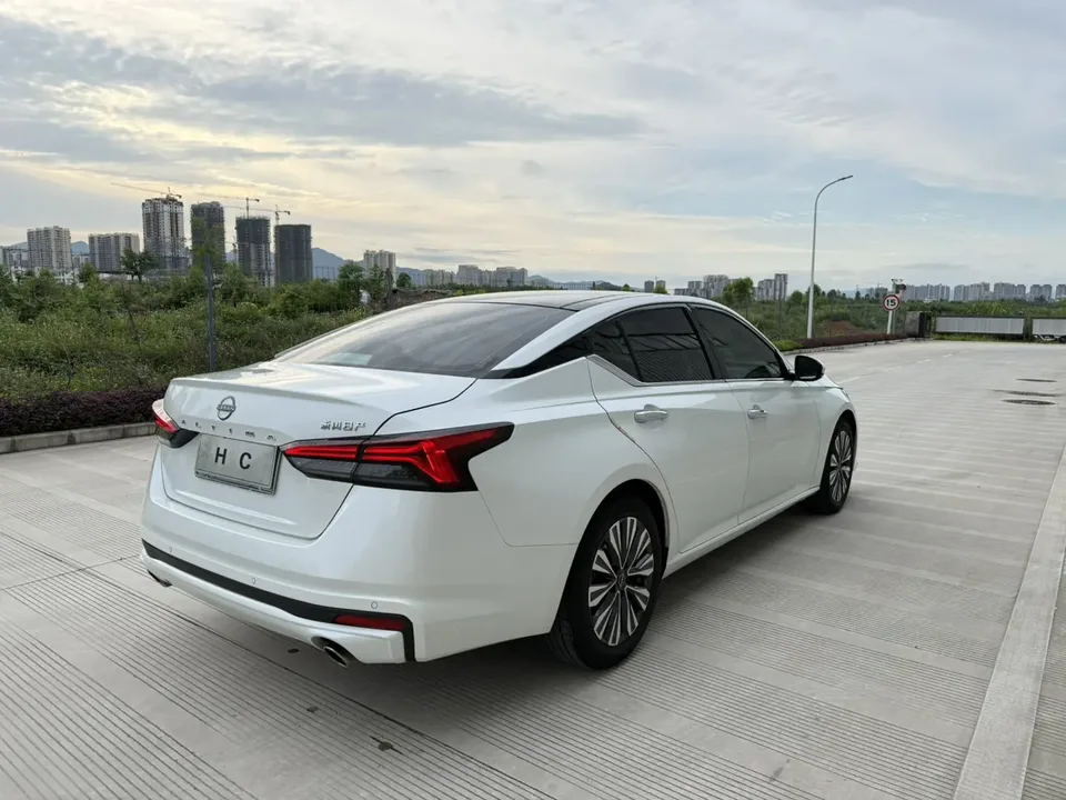 Nissan Altima Teana 2.0L XL-Upr Premium Edition 2022 — thumbnail 2