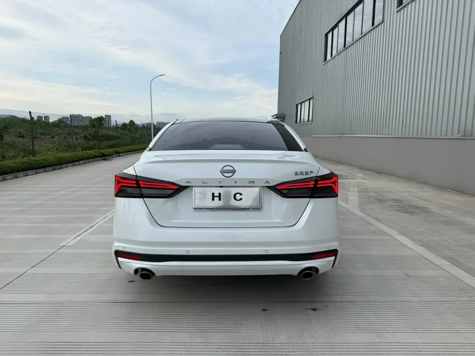 Nissan Altima Teana 2.0L XL-Upr Premium Edition 2022 — thumbnail 4
