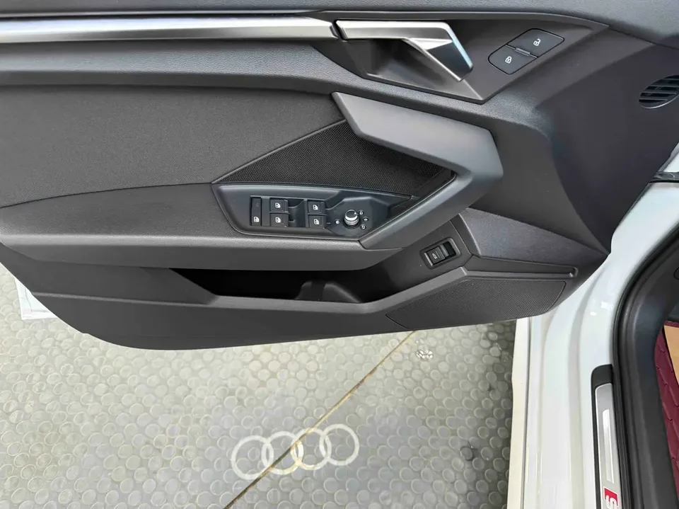 Audi A3 A3 Sportback 35 TFSI Aggressive Sports Edition 2022 — thumbnail 3