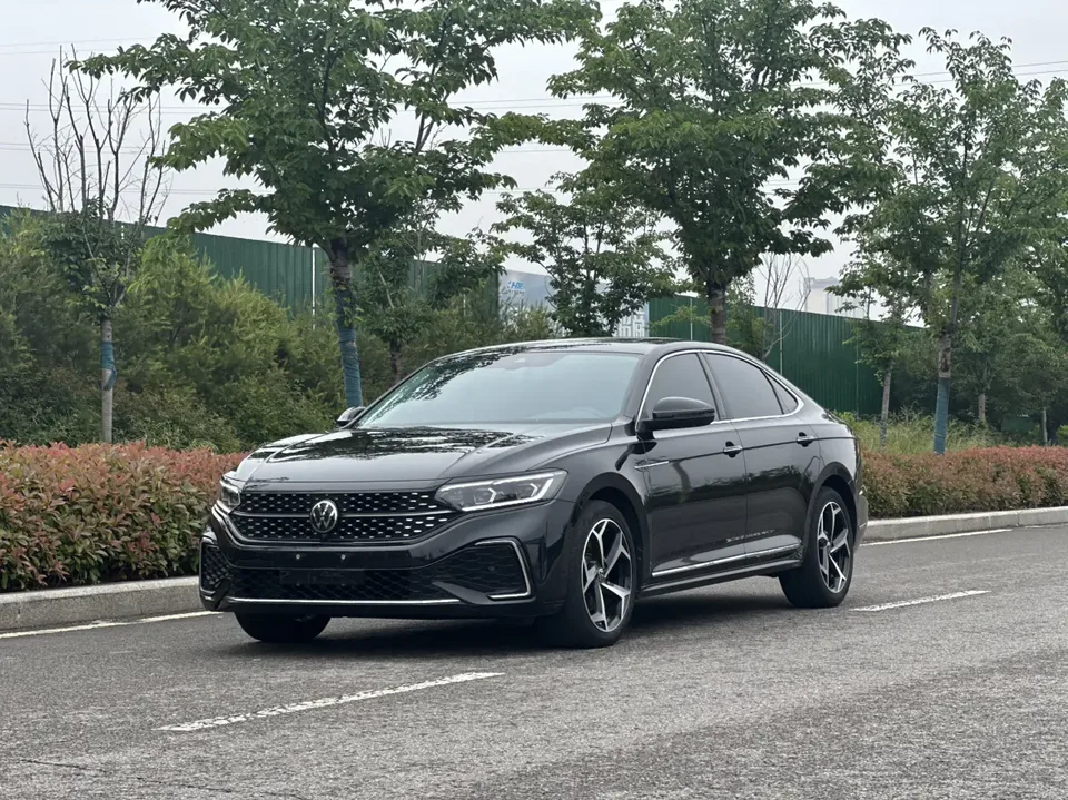 Volkswagen Passat Passat Outstanding Model 380TSI Starry Sky Dragon Edition 2024 — photo 1, buy with delivery to Moscow