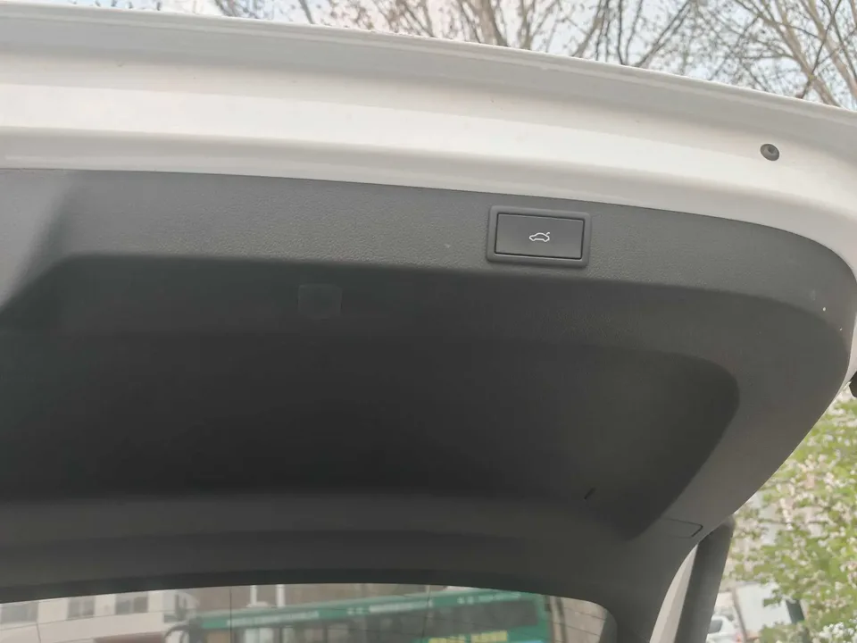 Skoda Karoq Korok TSI280 Luxury Edition 2023 — thumbnail 3