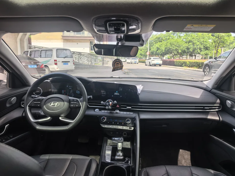 Hyundai Elantra Elantra 1.5L CVT LUX Premium Edition 2023 — thumbnail 3