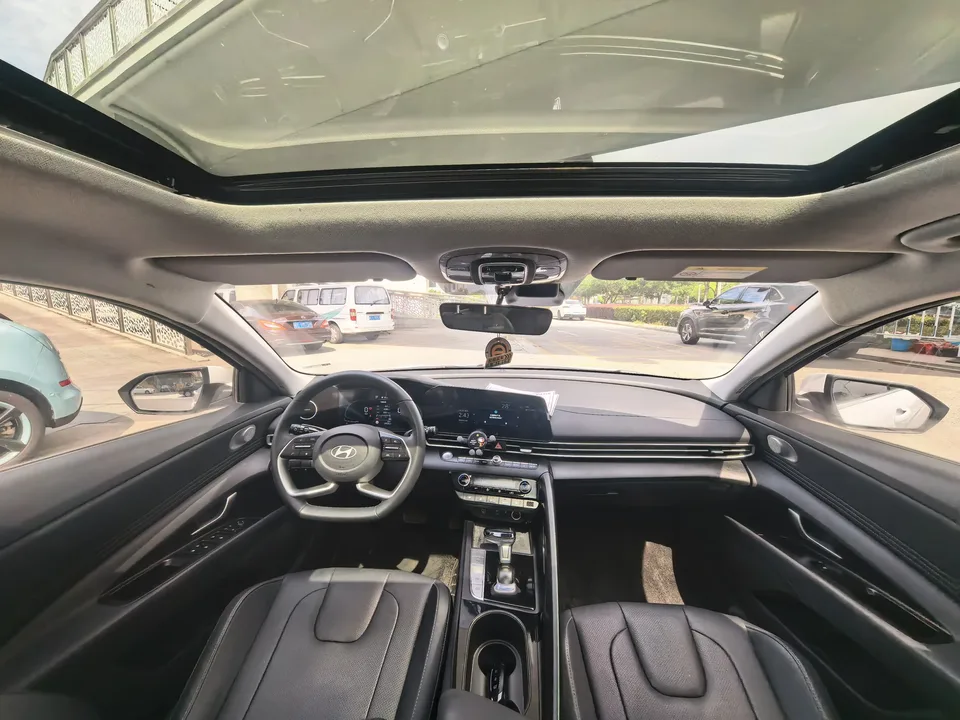 Hyundai Elantra Elantra 1.5L CVT LUX Premium Edition 2023 — thumbnail 4