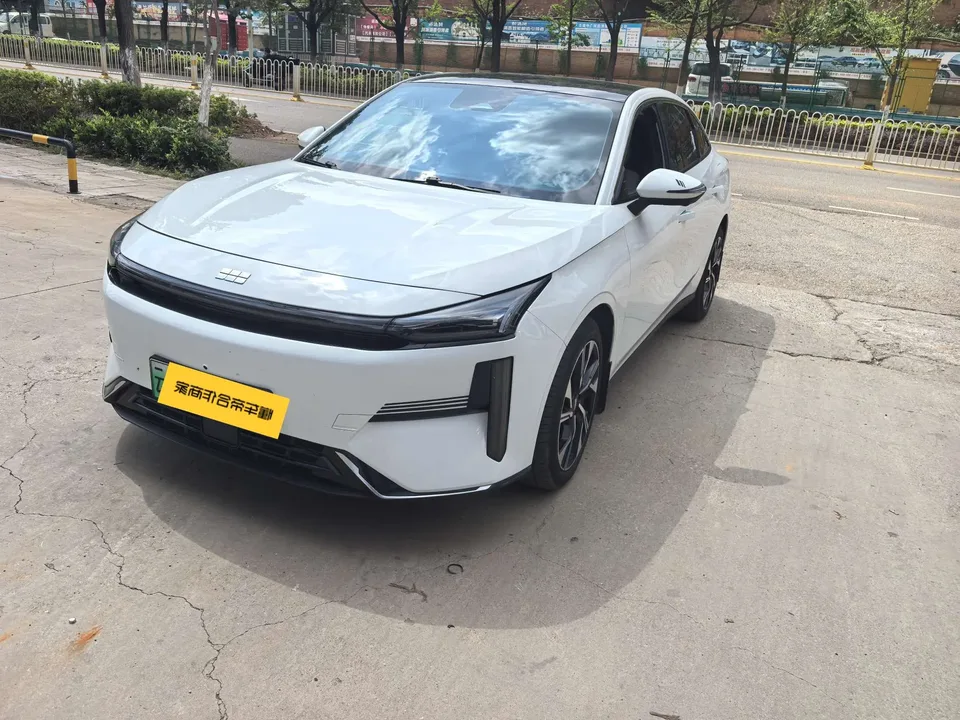 Geely Galaxy L6 Galaxy L6 Creative Edition 1.5T DHT 125km 2024 — photo 1, buy with delivery to Moscow