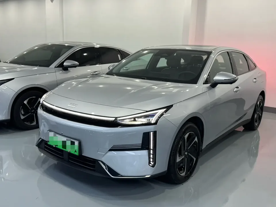 Geely Galaxy L6 Galaxy L6 1.5 EM-i DHT 140KM Starship Edition 2025 — photo 1, buy with delivery to Moscow