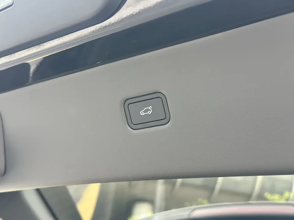 XPeng G6 Xpeng G6 Pure Electric 625 Long Range Max Technology Edition 2025 — thumbnail 3