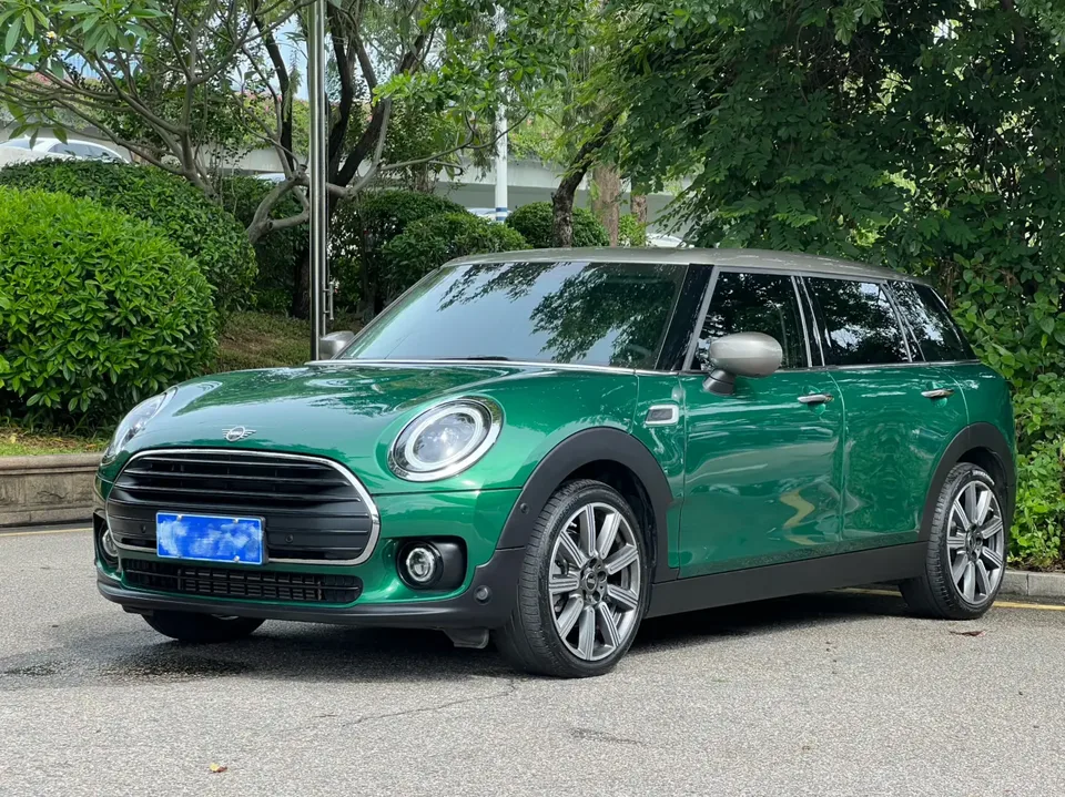 MINI Clubman MINI CLUBMAN 1.5T COOPER Connoisseur 2023 — photo 1, buy with delivery to Moscow