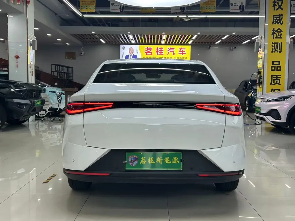BYD e7 BYD e7 520km Smart Edition 2025 — thumbnail 2