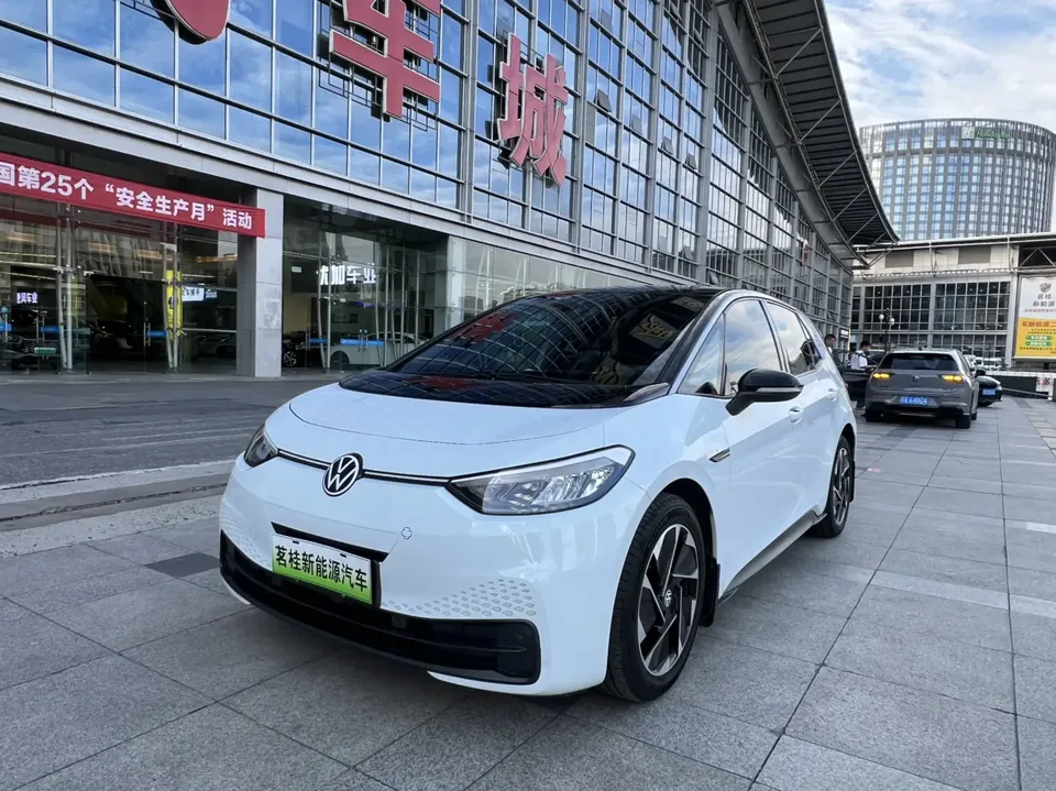 Volkswagen ID.3 Volkswagen ID.3 Pure Smart Edition 2023 — photo 1, buy with delivery to Moscow