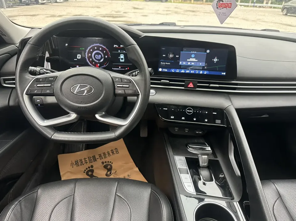 Hyundai Elantra Elantra 1.5L CVT LUX Premium Edition 2022 — миниатюра 3
