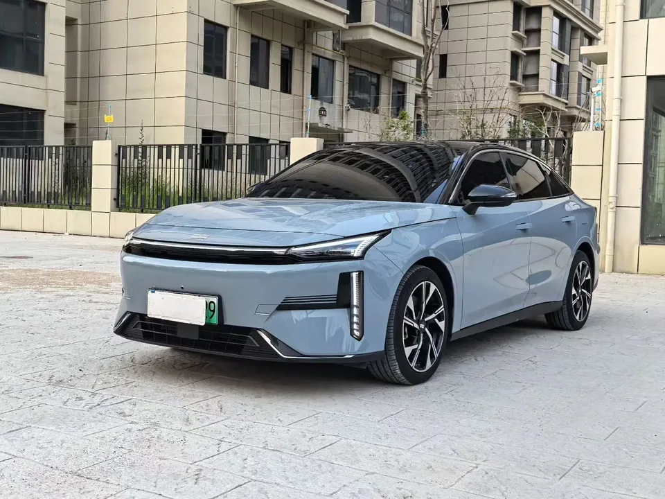 Geely Galaxy L6 Galaxy L6 1.5T DHT 125km Starship 2023 — photo 1, buy with delivery to Moscow