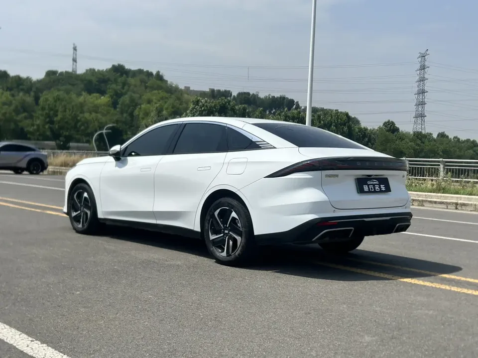 Geely Galaxy L6 Galaxy L6 Longteng version 1.5T DHT 125km PLUS 2024 — thumbnail 2