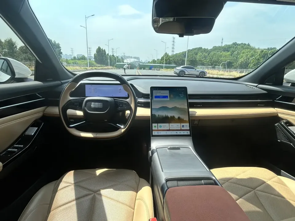 Geely Galaxy L6 Galaxy L6 Longteng version 1.5T DHT 125km PLUS 2024 — thumbnail 4
