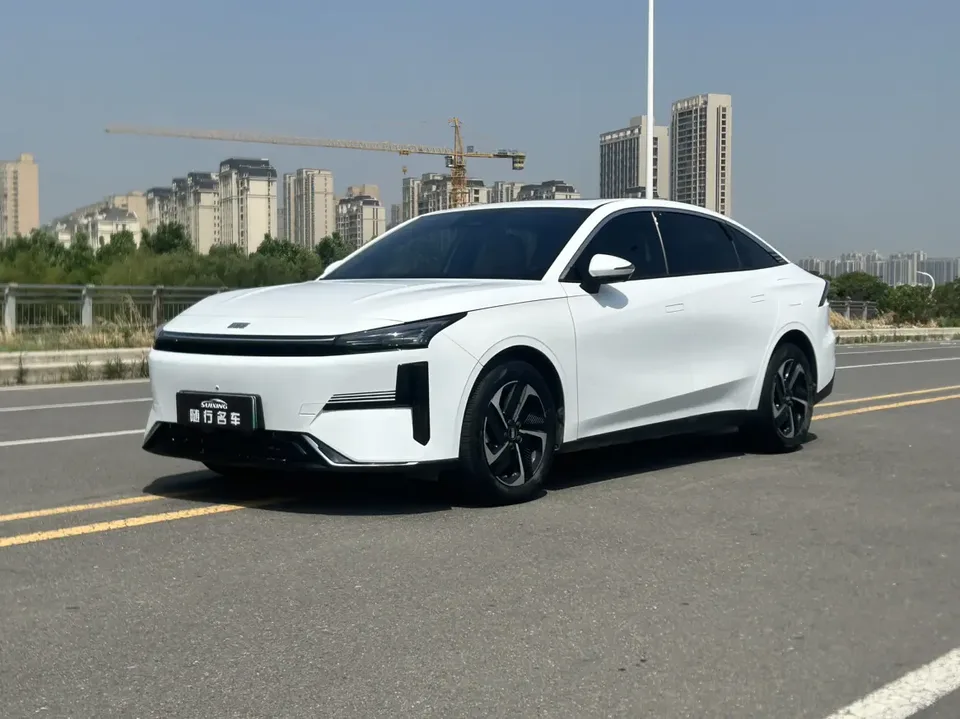 Geely Galaxy L6 Galaxy L6 Longteng version 1.5T DHT 125km PLUS 2024 — photo 1, buy with delivery to Moscow