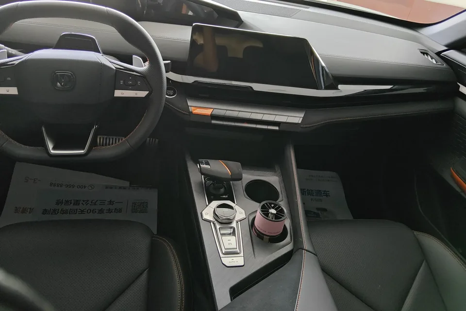 Changan UNI-V UNI-V 1.5T Sports Edition 2022 — thumbnail 4