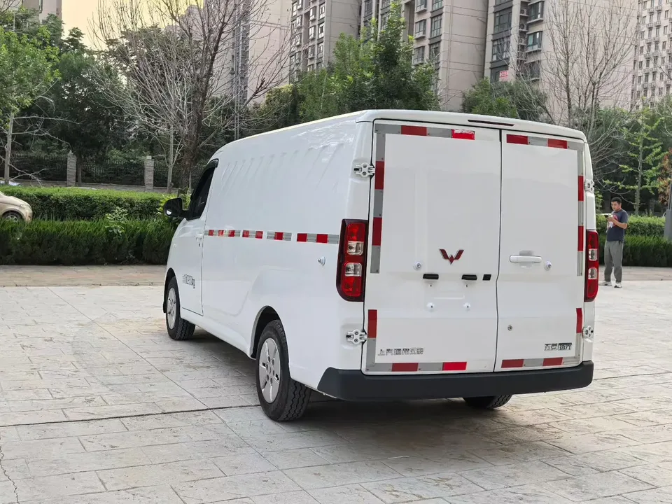 Wuling Yangguang Wuling Yangguang 300km Comfortable Window Edition 60kW 2024 — thumbnail 4