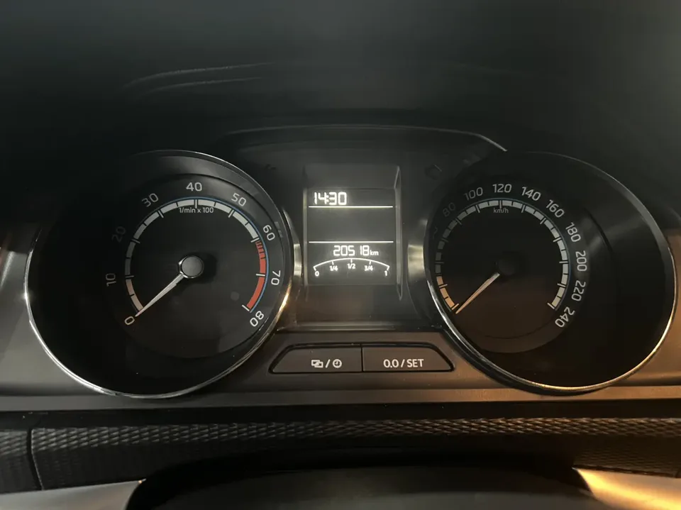 Skoda Comek Comek 2023 Modified 1.5L Automatic Comfort Edition 2023 — thumbnail 5