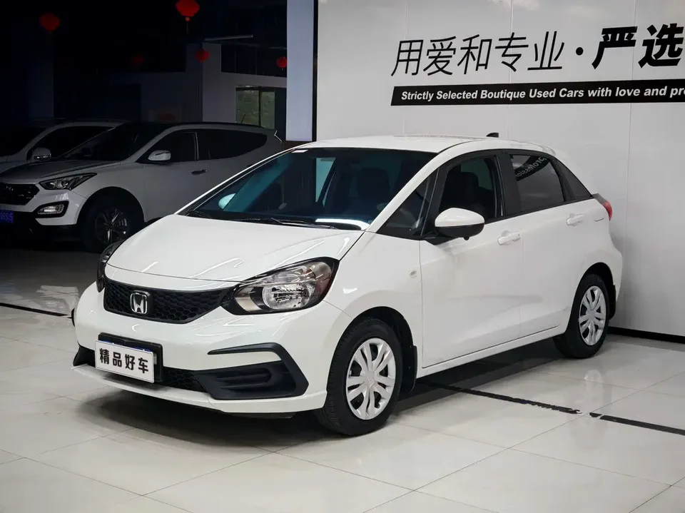 Honda FIT Fit 1.5L CVT Trendy Edition 2023 — photo 1, buy with delivery to Moscow