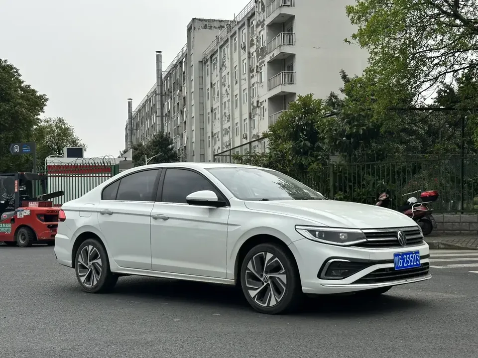 Volkswagen Bora Bora 2023 200TSI DSG Joy Travel PRO Edition 2023 — photo 1, buy with delivery to Moscow