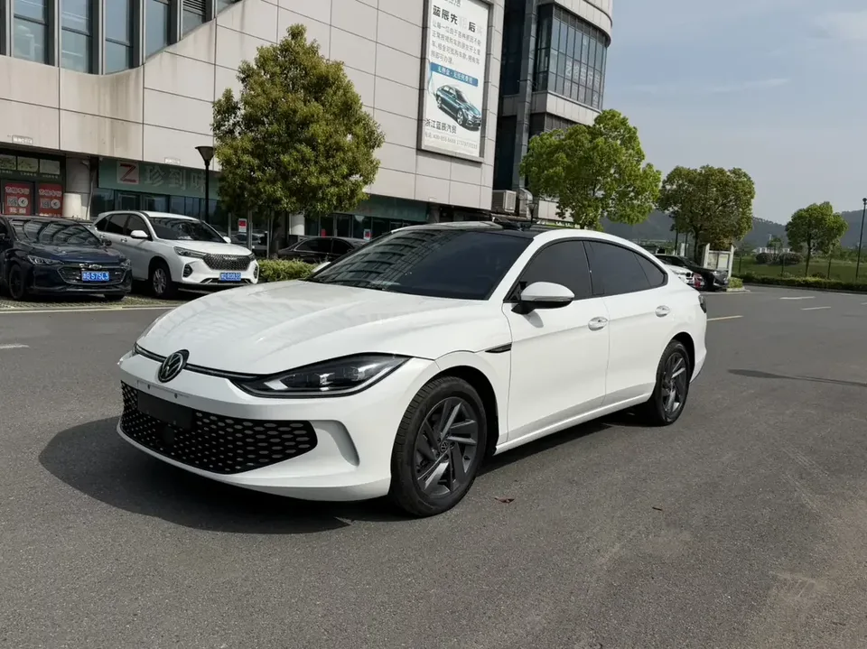 Volkswagen Lamando Lingdu 2024 Lingdu L 280TSI DSG Hot Edition 2024 — photo 1, buy with delivery to Moscow