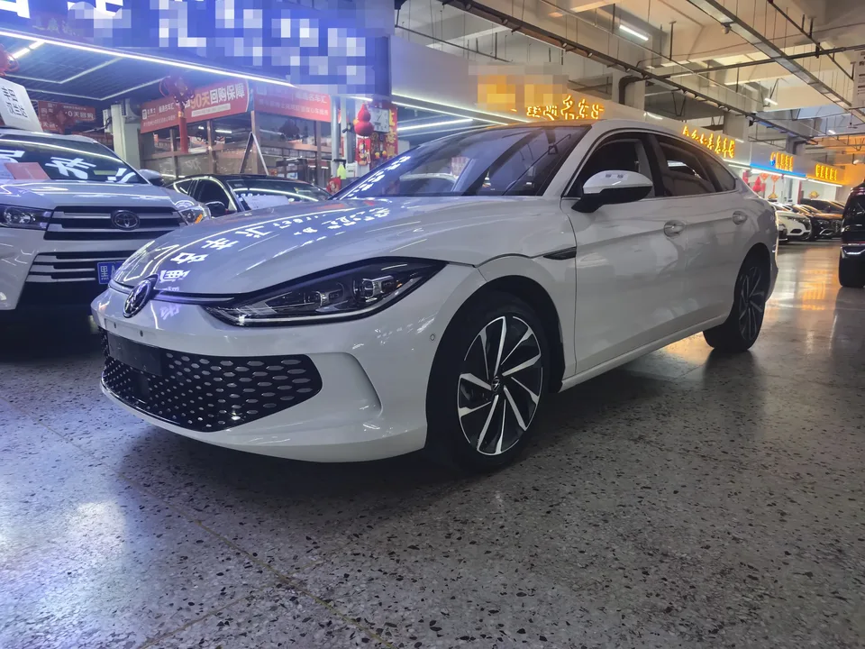 Volkswagen Lamando Lingdu 2023 Lingdu L 280TSI DSG Super Hot Flagship Edition 2022 — photo 1, buy with delivery to Moscow