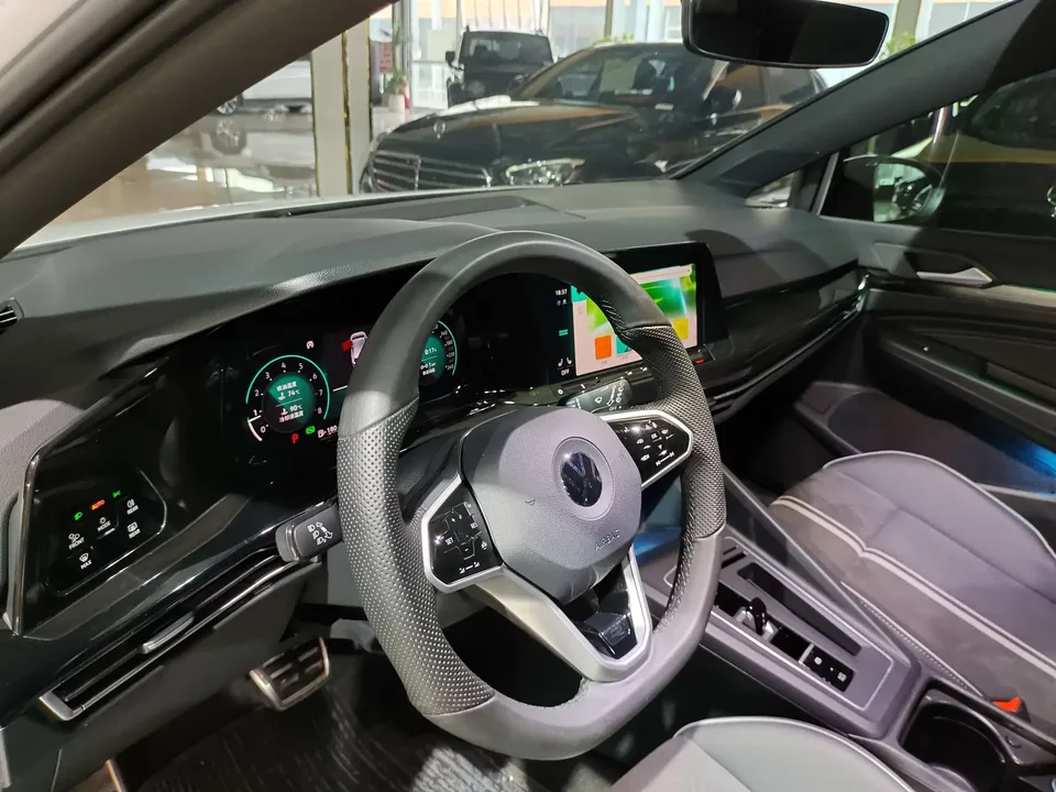 Volkswagen Golf golf 2023 280TSI DSG R-Line Lite 2024 — миниатюра 4