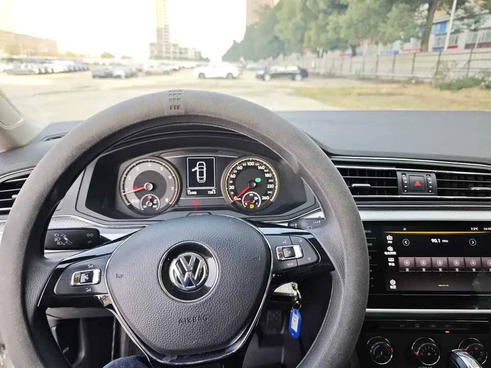 Volkswagen Lamando Lingdu 2021 230TSI DSG Fashion Edition 2022 — thumbnail 3