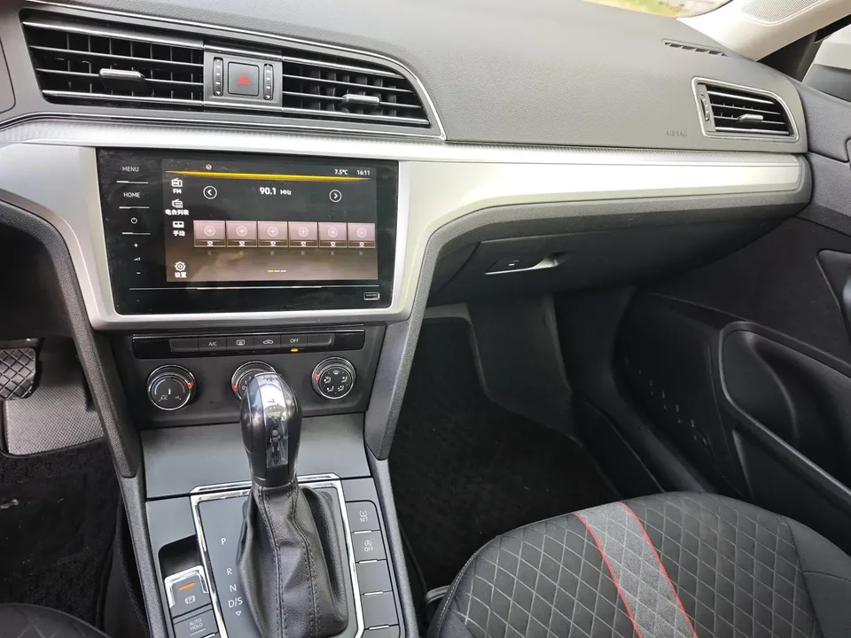 Volkswagen Lamando Lingdu 2021 230TSI DSG Fashion Edition 2022 — thumbnail 5