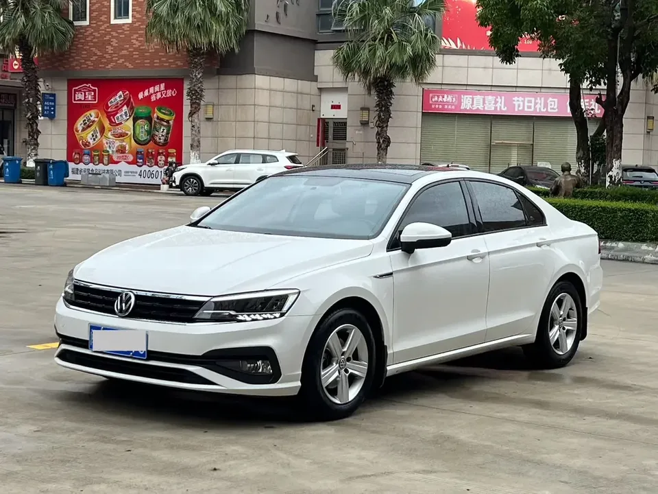 Volkswagen Lamando Lingdu 2021 230TSI DSG Fashion Edition 2022 — photo 1, buy with delivery to Moscow