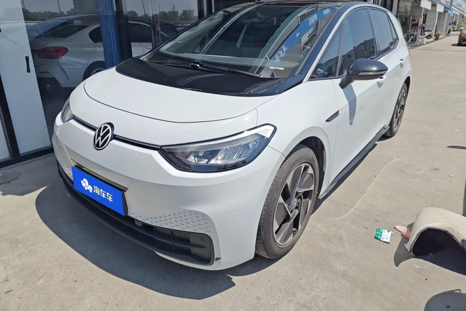 Volkswagen ID.3 Volkswagen ID.3 2024 Outstanding Edition 2023 — photo 1, buy with delivery to Moscow