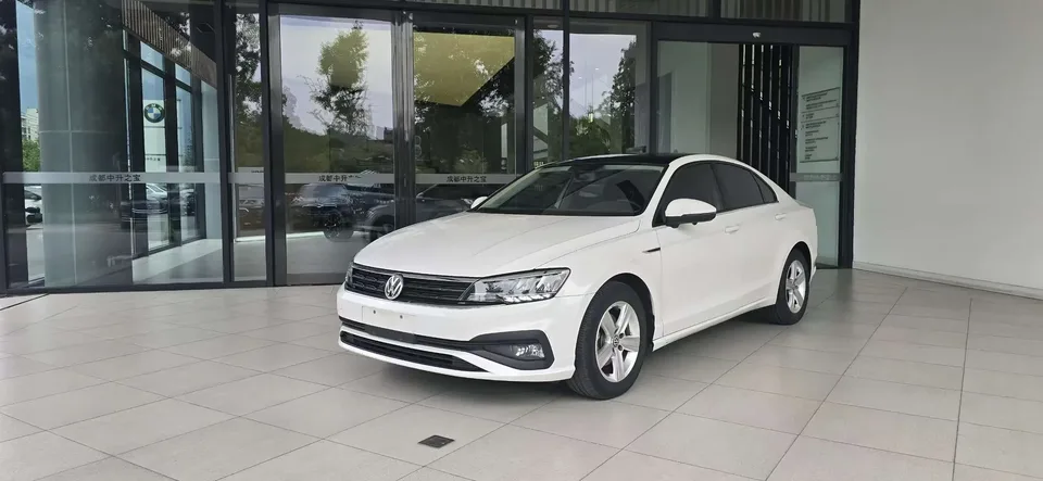 Volkswagen Lamando Lingdu 2021 230TSI DSG Fashion Edition 2022 — photo 1, buy with delivery to Moscow