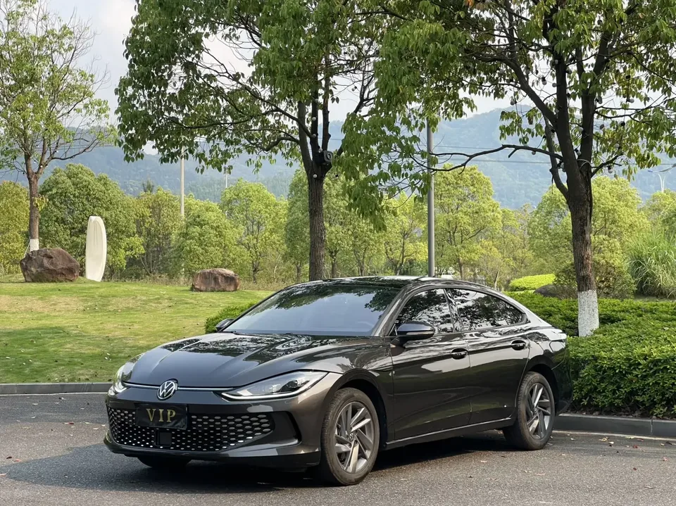 Volkswagen Lamando Lingdu 2024 Lingdu L 280TSI DSG Hot Edition 2024 — photo 1, buy with delivery to Moscow