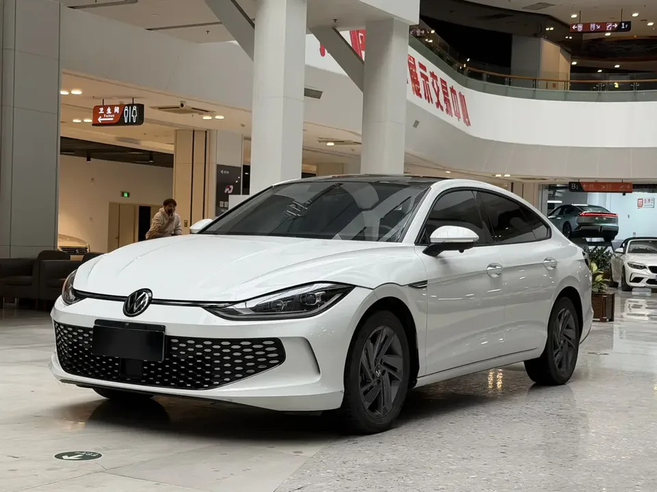 Volkswagen Lamando Lingdu 2024 Lingdu L 280TSI DSG Hot Edition 2024 — photo 1, buy with delivery to Moscow