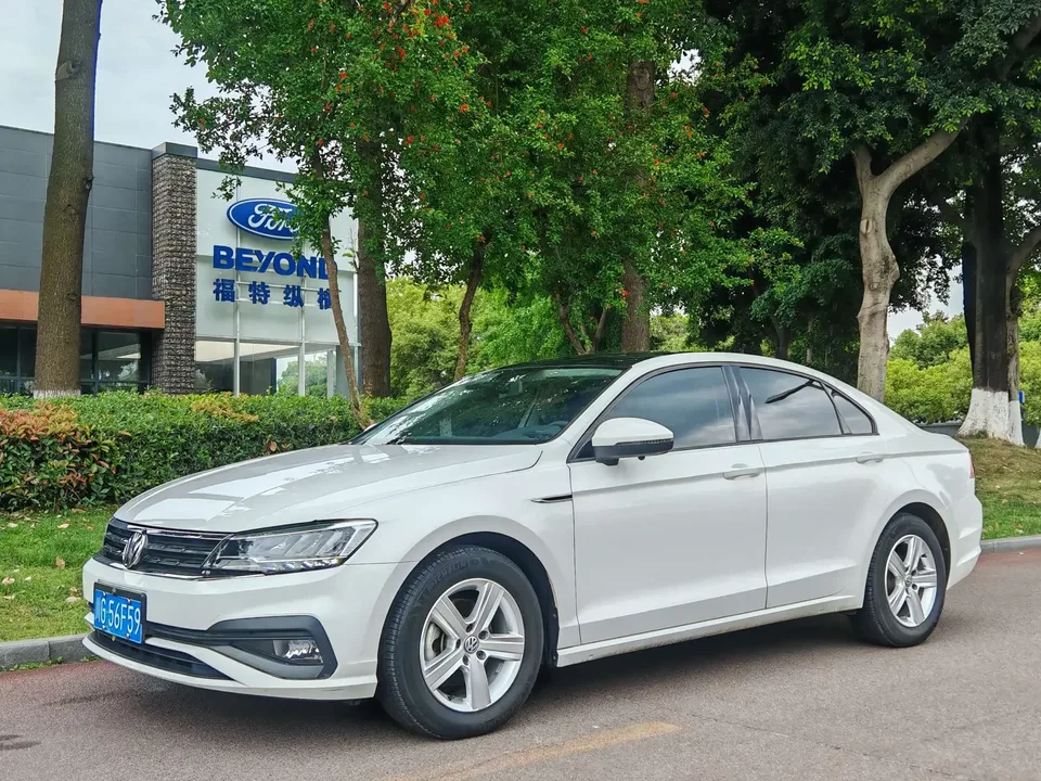 Volkswagen Lamando Lingdu 2021 230TSI DSG Fashion Edition 2022 — photo 1, buy with delivery to Moscow