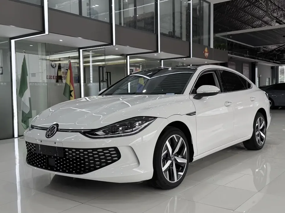 Volkswagen Lamando Lingdu 2023 Lingdu L 280TSI DSG Cool Edition 2023 — photo 1, buy with delivery to Moscow