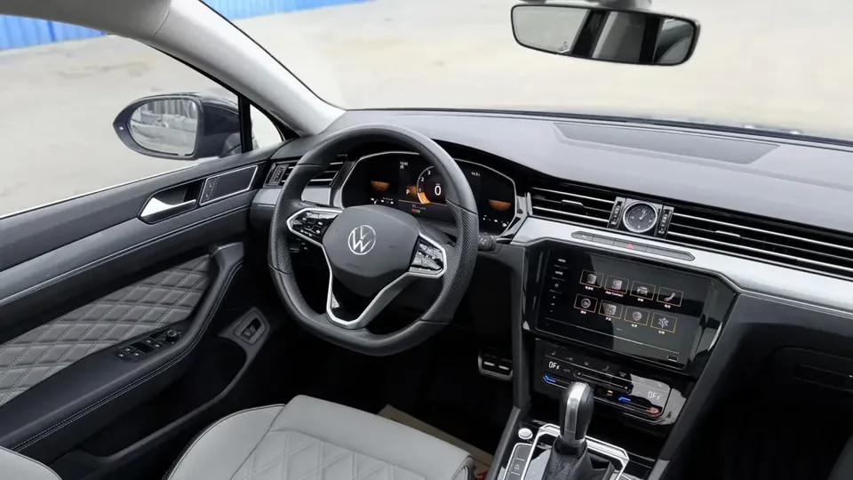 Volkswagen Magotan Magotan 2023 2 millionth anniversary edition 280TSI DSG leading model 2025 — thumbnail 3
