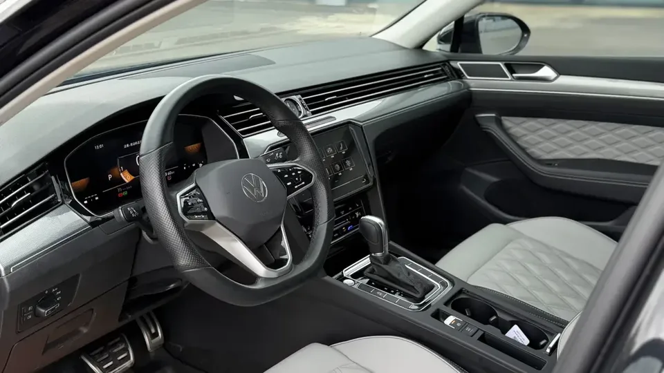 Volkswagen Magotan Magotan 2023 2 millionth anniversary edition 280TSI DSG leading model 2025 — thumbnail 5