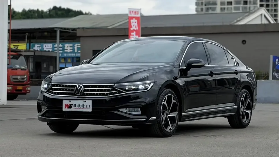 Volkswagen Magotan Magotan 2023 2 millionth anniversary edition 280TSI DSG leading model 2025 — photo 1, buy with delivery to Moscow
