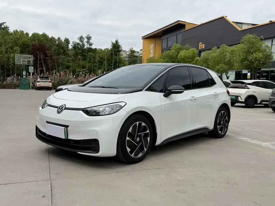 Volkswagen ID.3 Volkswagen ID.3 2024 Outstanding Edition 2024 — photo 1, buy with delivery to Moscow