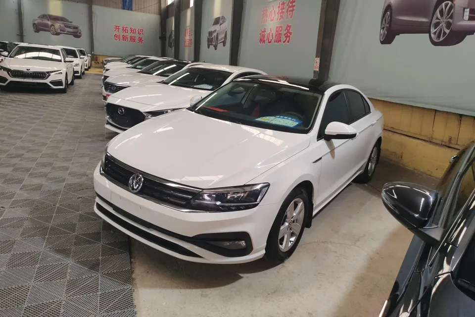 Volkswagen Lamando Lingdu 2021 230TSI DSG Fashion Edition 2022 — photo 1, buy with delivery to Moscow